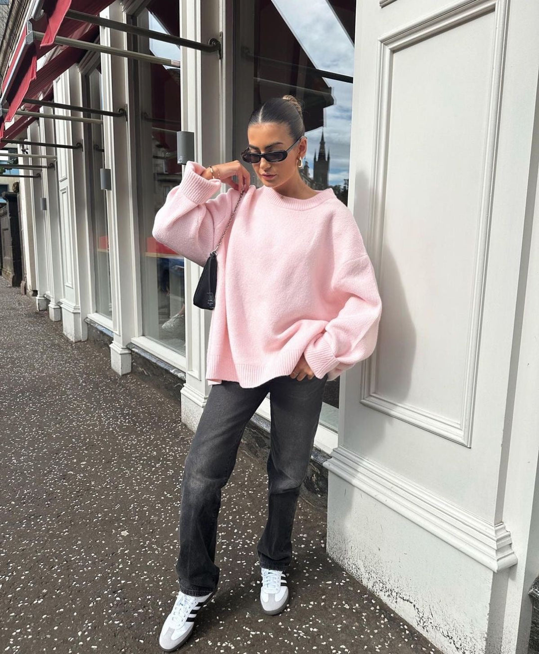 Maglione rosa da donna, modello oversize con scollo rotondo, ideale per un comfort avvolgente in autunno.