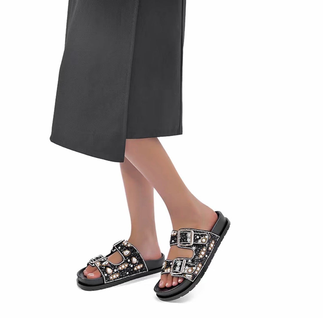 Sandalo Amalfi da donna bianco con perle, calzatura estiva elegante e casual chic.