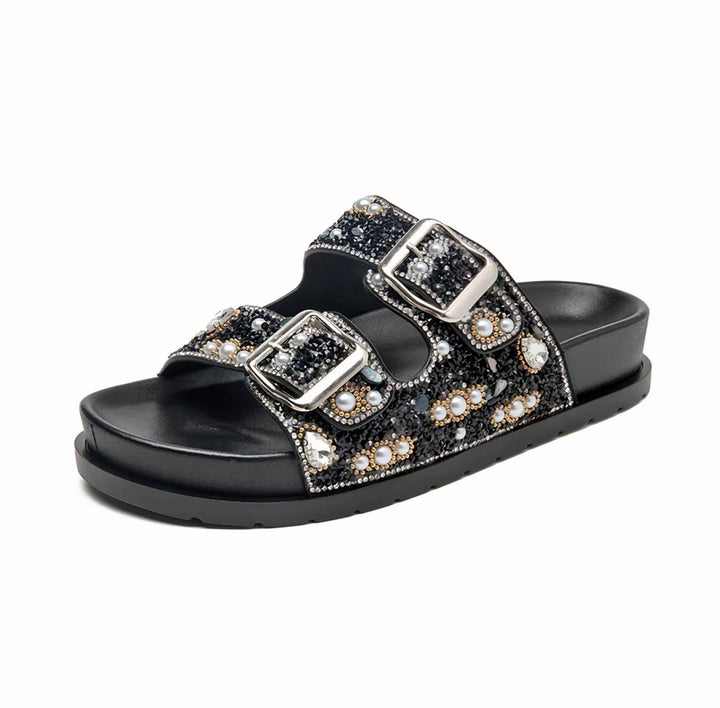 Dettaglio sandalo Amalfi da donna con perle bianche, stile unico, moda estiva.