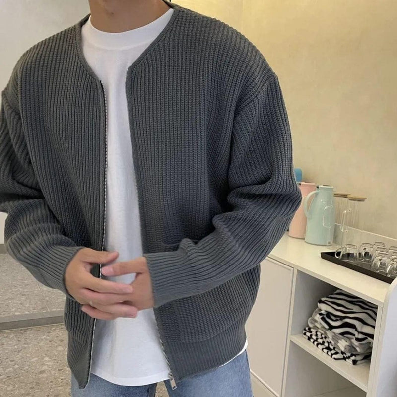 Cardigan uomo a coste con zip intera, vestibilità comoda. Perfetto per stile casual autunnale.