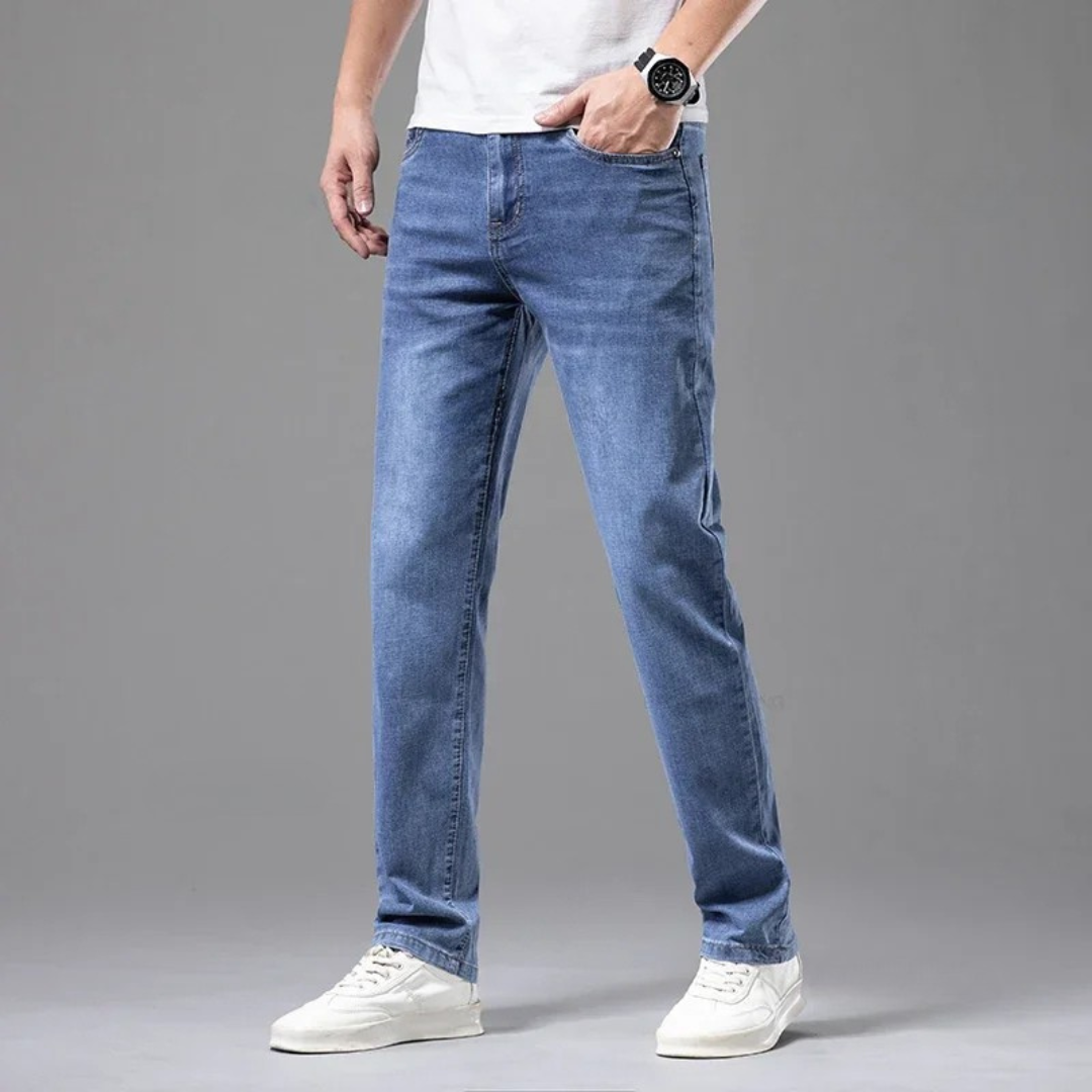 Jeans blu aderenti da uomo, ideali per look casual eleganti. Materiali premium per massima durata.