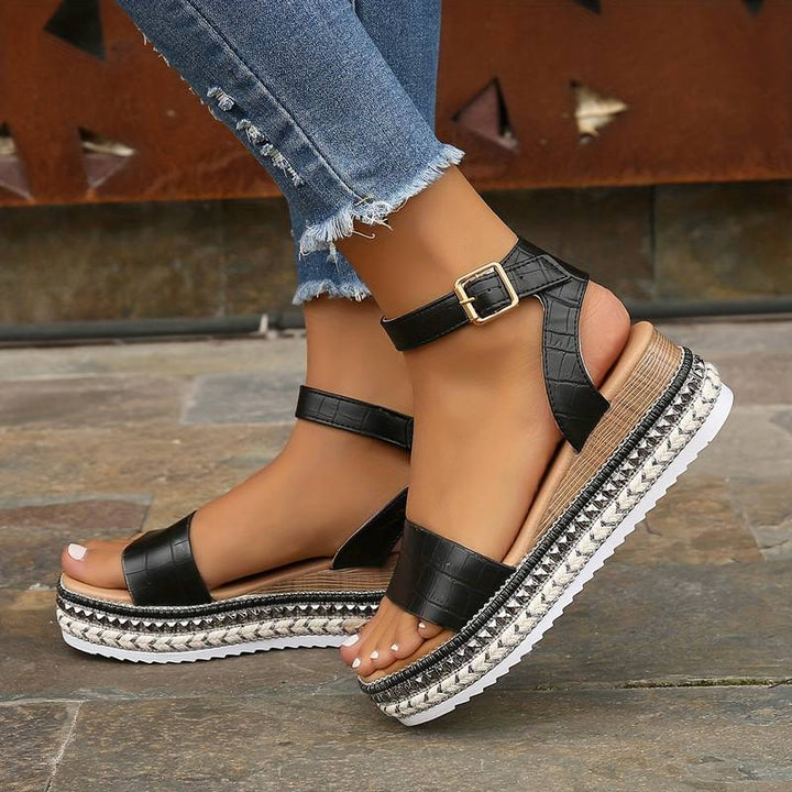 Sandali aperti platform donna, colore neutro, con cinturino alla caviglia, must-have per un'estate alla moda.