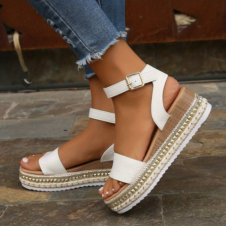 Sandali platform estivi da donna, con cinturino alla caviglia regolabile, ideali per comfort e stile quotidiano.