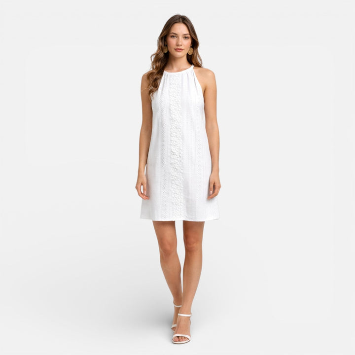 Abito corto bianco donna, estivo ed elegante, senza maniche. Perfetto per outfit primaverili e look freschi.