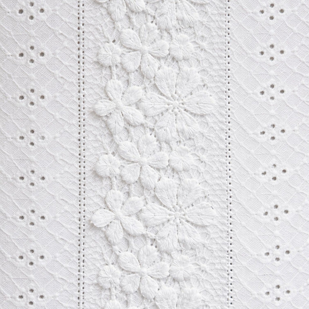 Elegante mini abito bianco donna senza maniche. Vestito estivo corto, perfetto per uno stile raffinato e fresco.