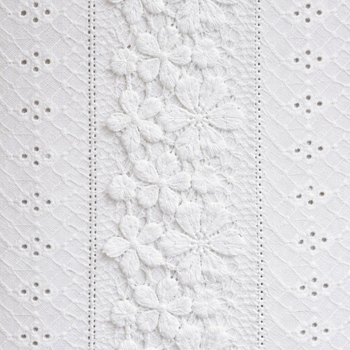 Elegante mini abito bianco donna senza maniche. Vestito estivo corto, perfetto per uno stile raffinato e fresco.