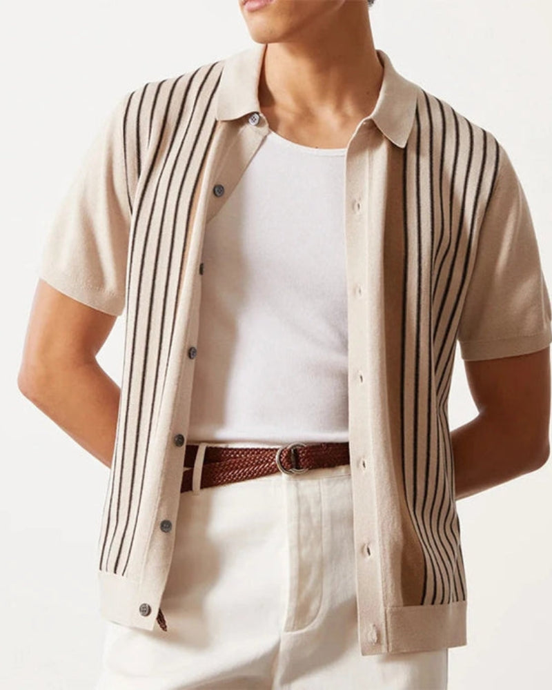 Polo uomo a maniche corte per l'estate, con vivaci righe verticali. Stile fresco e casual per ogni occasione.
