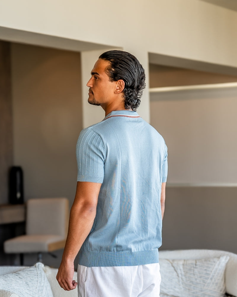 Polo uomo a maniche corte con raffinata trama chevron. Dettagli a contrasto aggiungono un tocco moderno ed elegante.