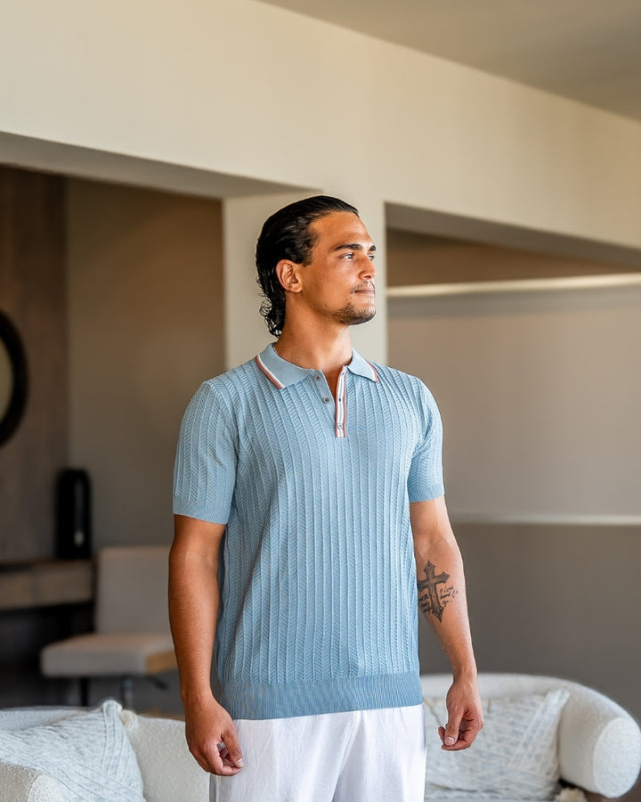 Polo uomo elegante a maniche corte con trama chevron e dettagli a contrasto, perfetta per look casual e semiformali.