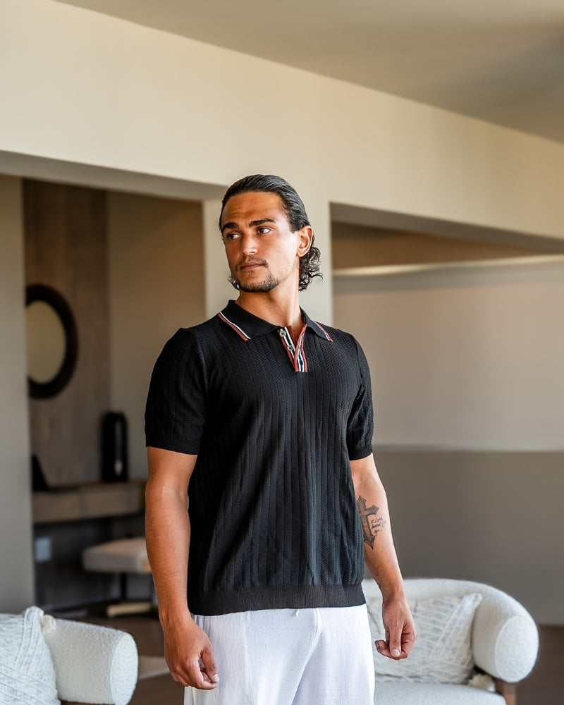 Polo uomo casual-elegante con texture chevron per un look sofisticato. Maniche corte e collo a contrasto.