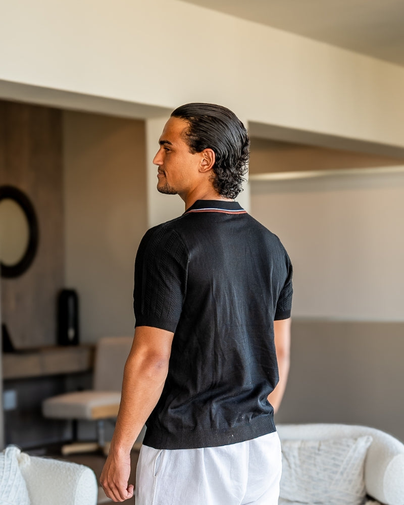 Polo uomo semiformal con texture chevron e dettagli a contrasto. Ideale per un abbigliamento estivo elegante e versatile.