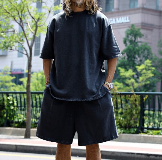 Stile moderno e comfort: completo estivo da uomo, ideale per vacanze e tempo libero estivo.