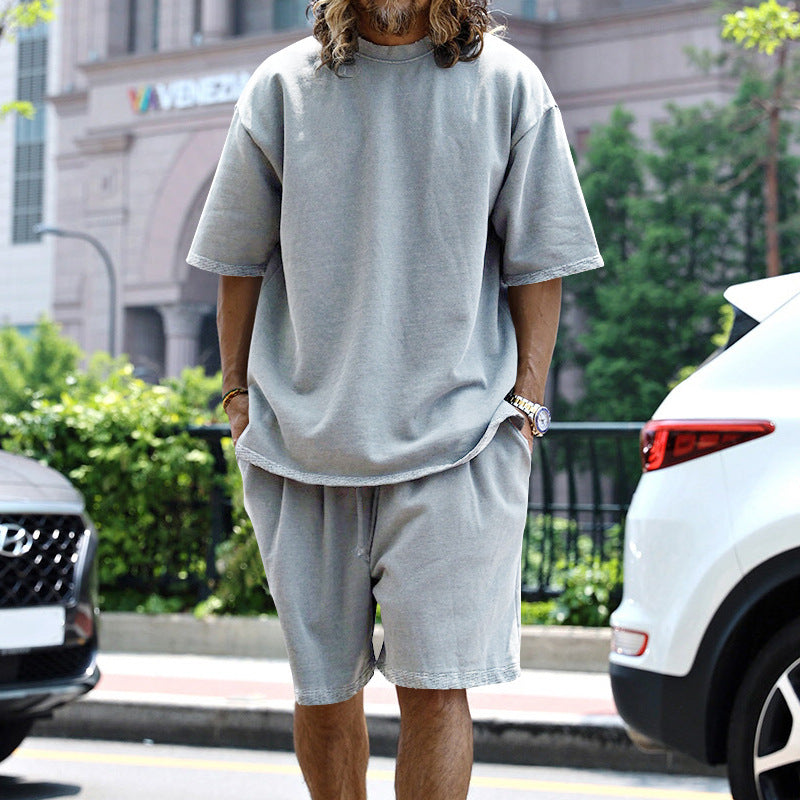 Completo uomo leggero e traspirante, essenziale per il comfort estivo, vacanze e un look fresco.