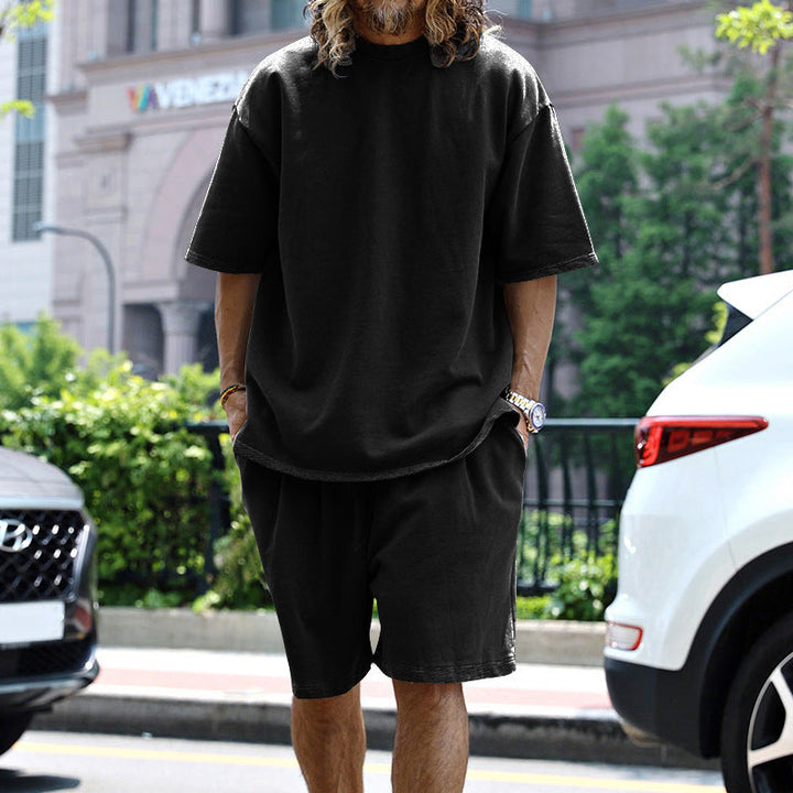 Outfit relax uomo: completo estivo leggero, tuta casual per la moda uomo e le vacanze estive.