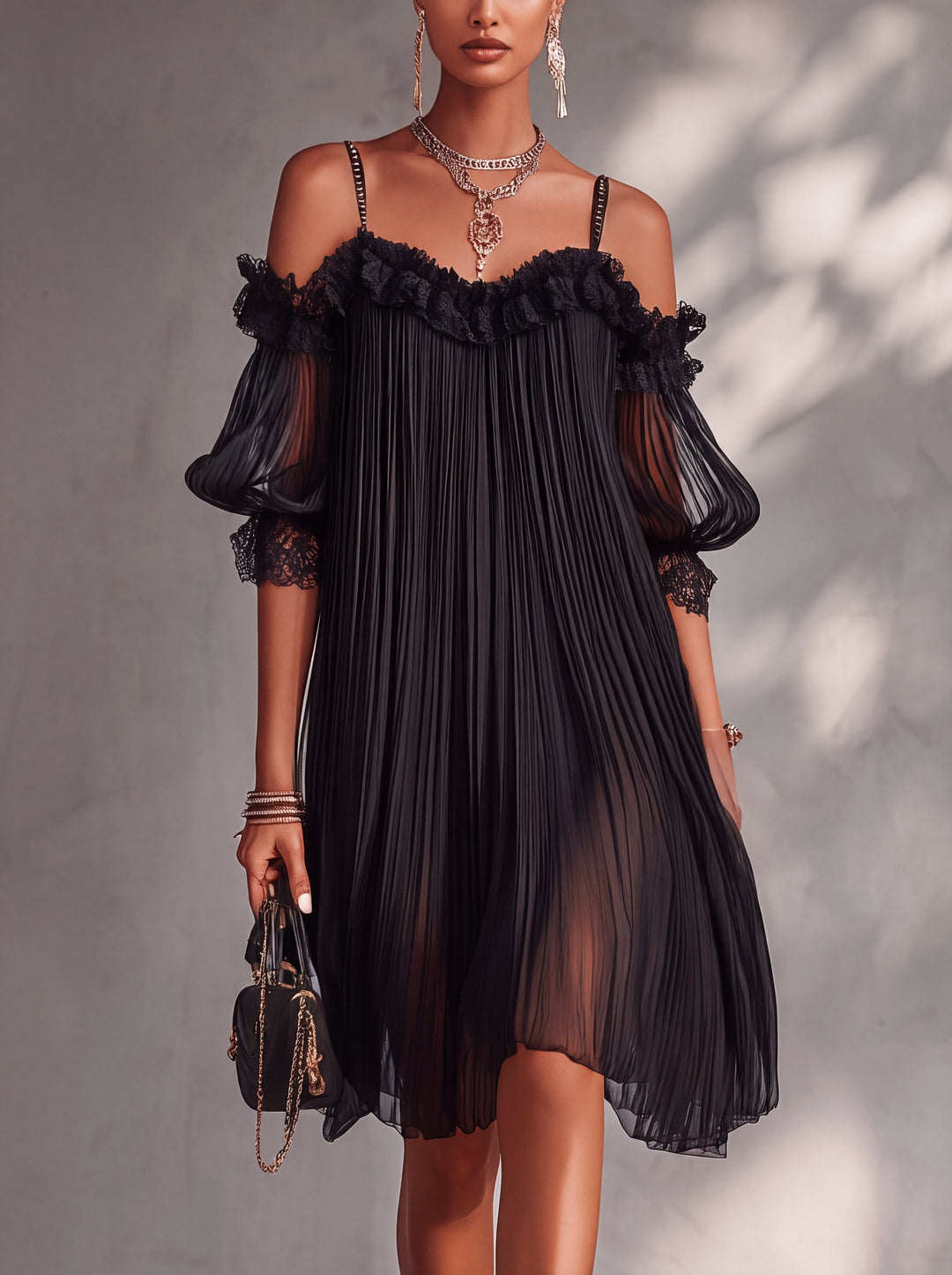Mini abito nero elegante in chiffon e pizzo per donna, con spalle scoperte, ideale per serate e cocktail.