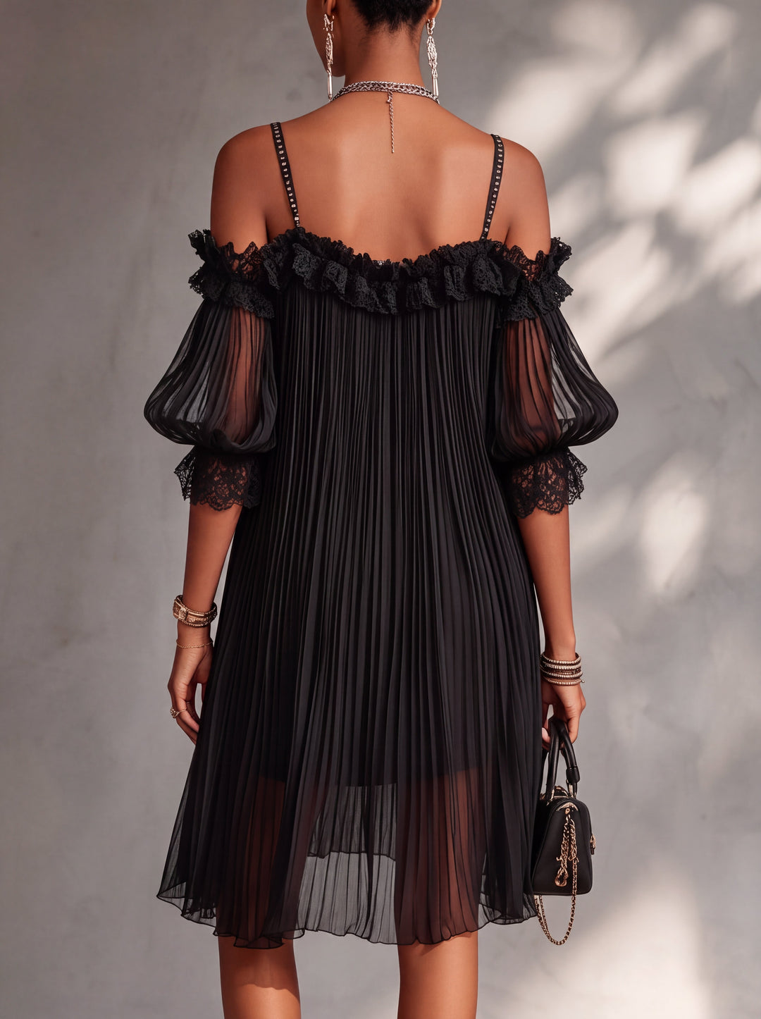 Vestito da sera mini nero in chiffon e pizzo, con taglio elegante e dettagli a spalle scoperte per donna.