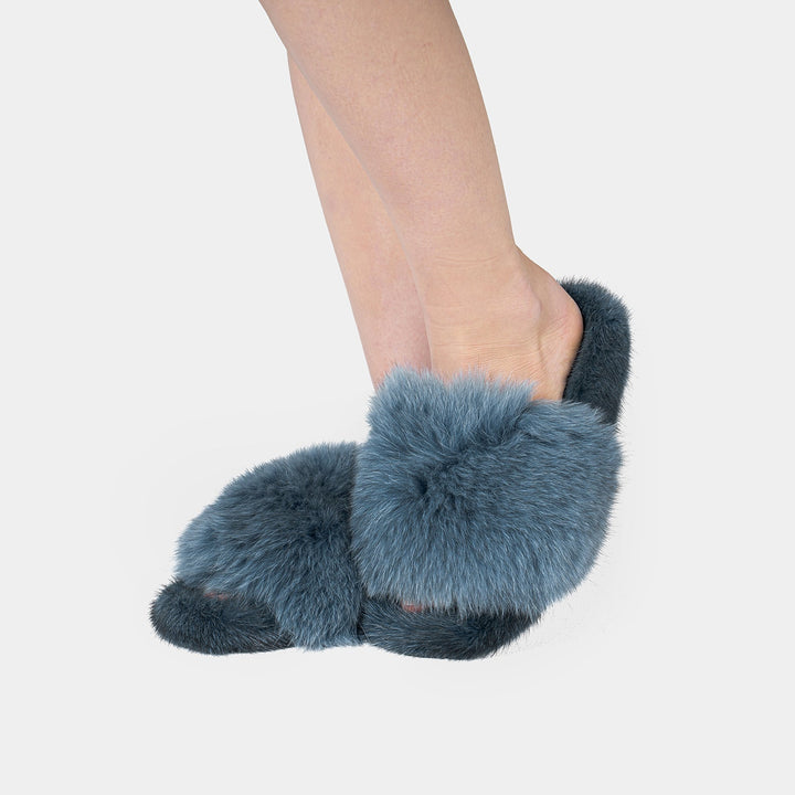 Eleganti pantofole donna blu oceano con lussuosa pelliccia di volpe e visone, ideali per comfort e stile domestico.