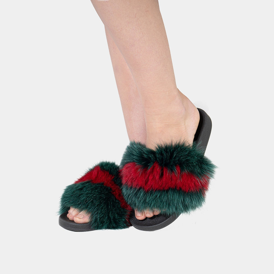 Eleganti pantofole da donna in vera pelliccia di volpe, vivaci tonalità verde e rosso. Ideali per il relax lussuoso.