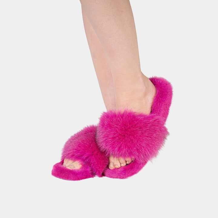 Lussuose pantofole fucsia da donna con pelliccia calda, ideali per l'inverno, offrono comfort e stile antiscivolo.