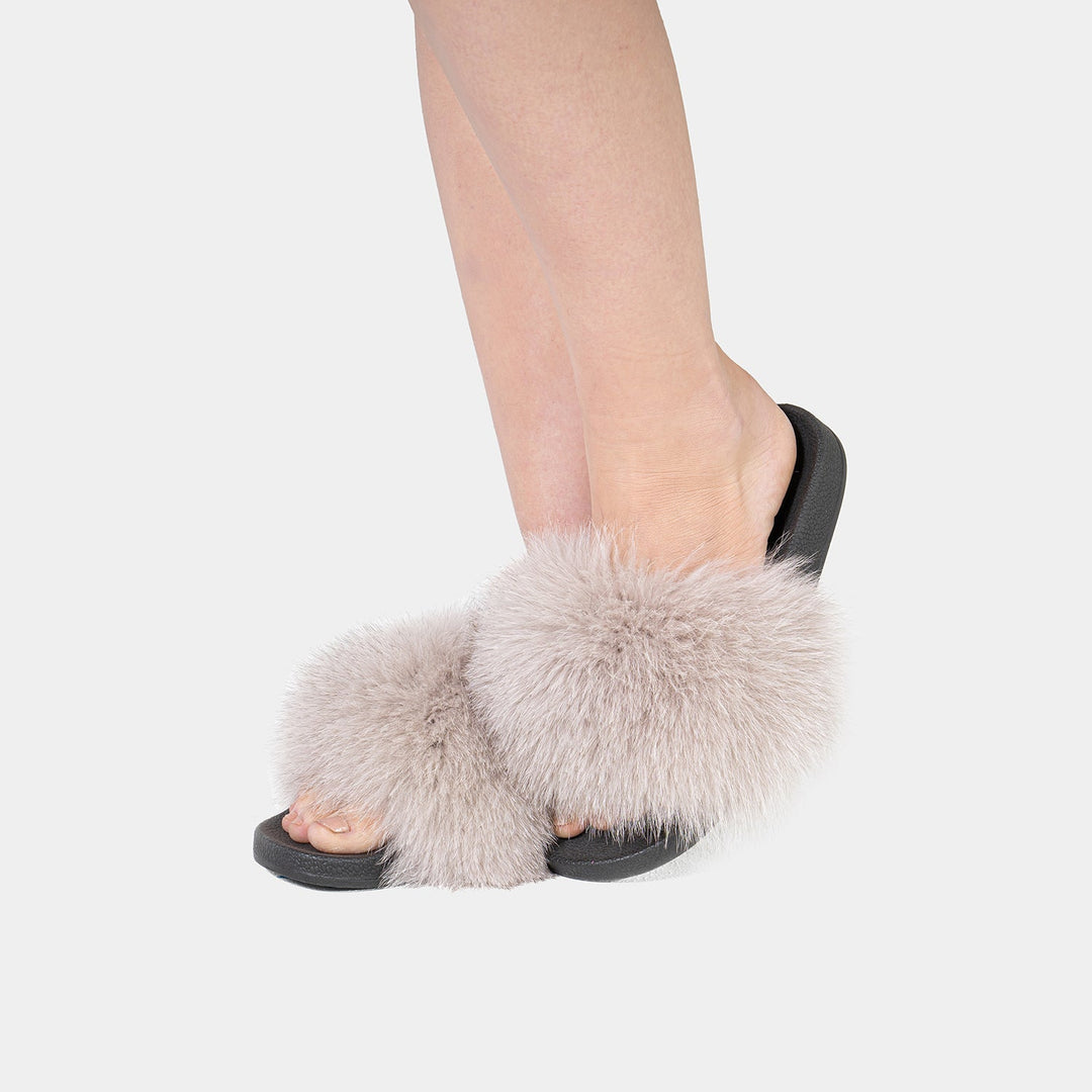 Pantofole invernali da donna beige con pelliccia di volpe, ideali per calore, comfort e relax domestico.