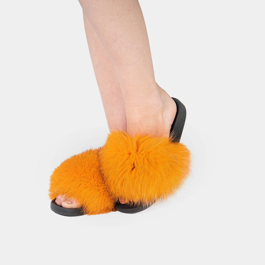 Eleganti pantofole da donna arancioni con soffice pelliccia di volpe, ideali per il relax casalingo.