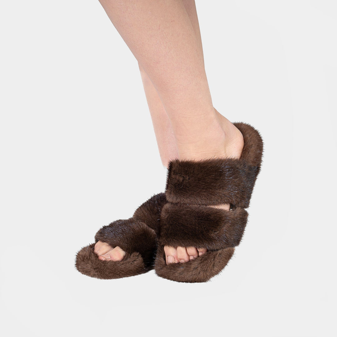Morbide pantofole da donna marroni in visone, comfort avvolgente per i tuoi piedi. Perfette per l'inverno.