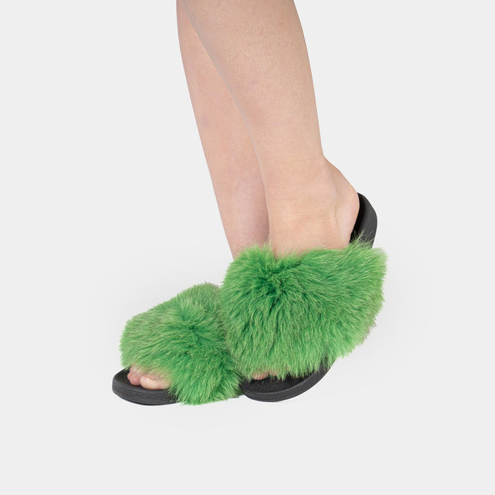 Eleganti ciabatte donna verdi in pelliccia di volpe. Perfette per comfort e moda casa, morbide e calde.