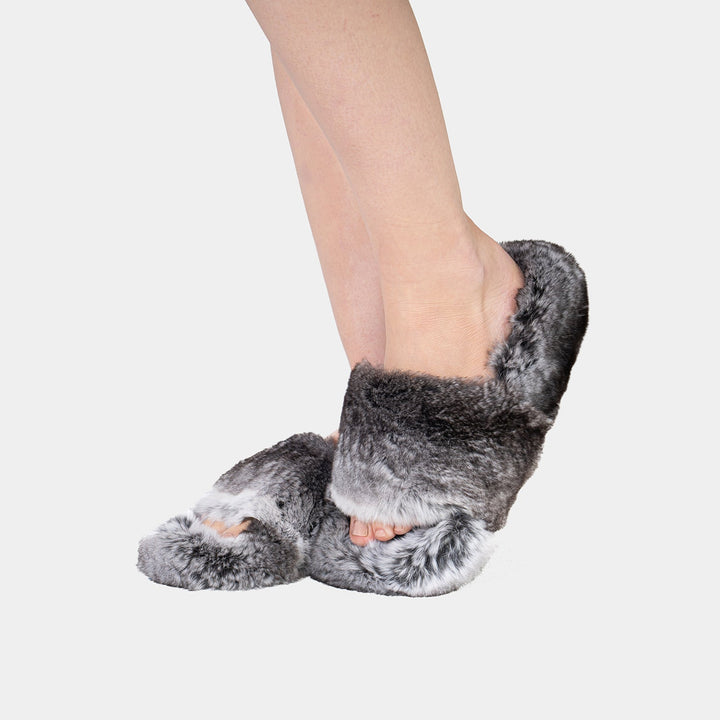 Pantofole da donna grigie, morbide e lussuose, con dettagli in cincillà. Ideali per il relax a casa in inverno.