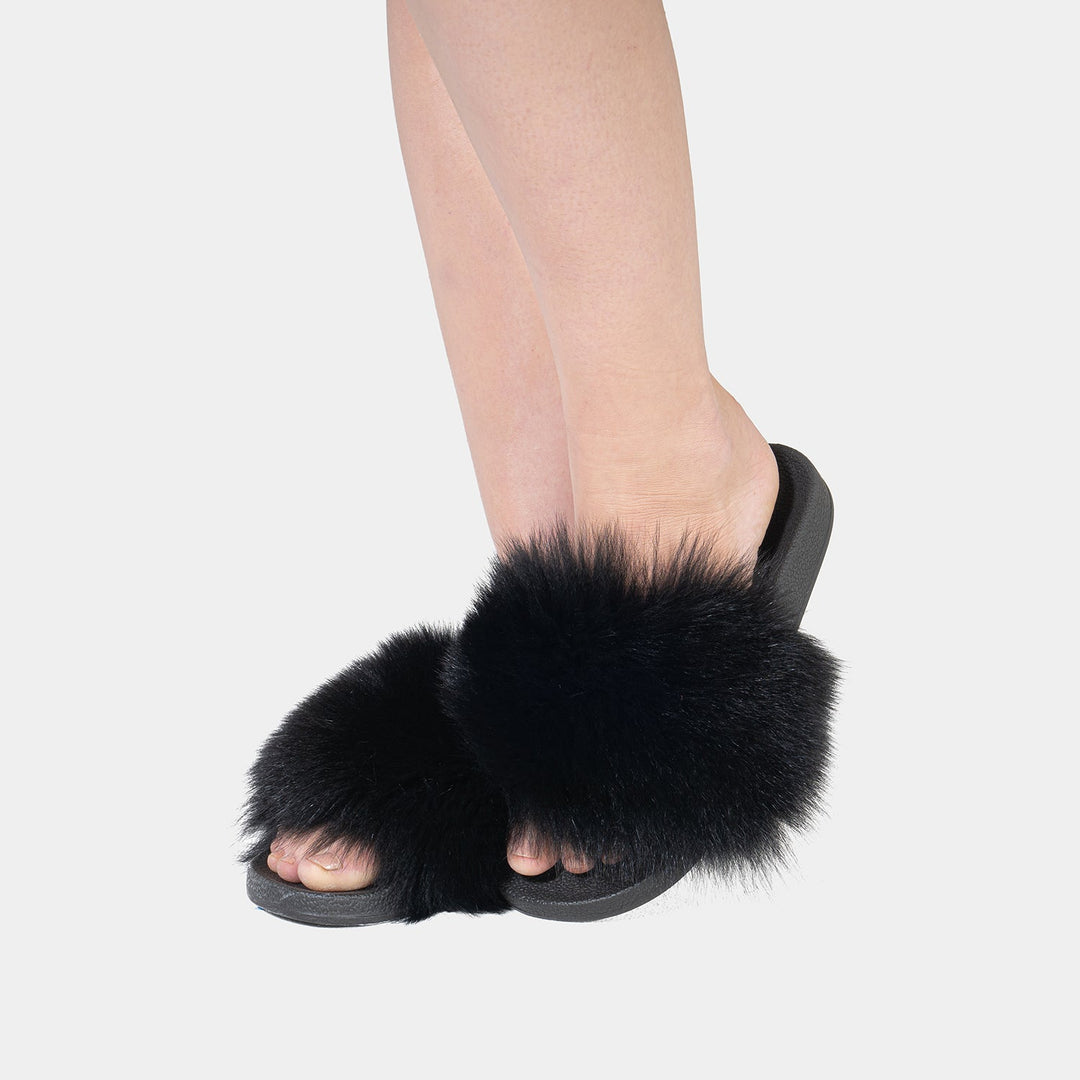 Pantofole da donna nere eleganti con morbida pelliccia di volpe. Calde e comode, ideali per un inverno di lusso in casa.