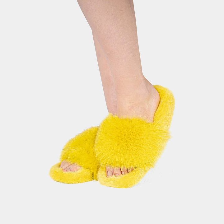Lussuose pantofole donna gialle in pelliccia di visone, perfette per la moda casa e un comfort superiore.