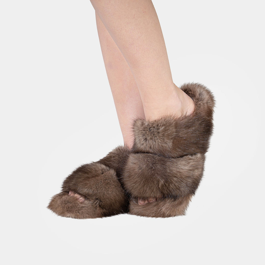 Ciabatte da donna invernali marroni in soffice zibellino, perfette per tenere i piedi caldi e confortevoli.
