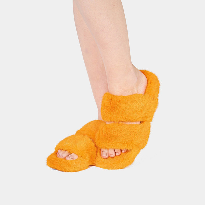 Morbide pantofole da donna arancioni con doppia fascia in visone, ideali per relax e calore in casa.