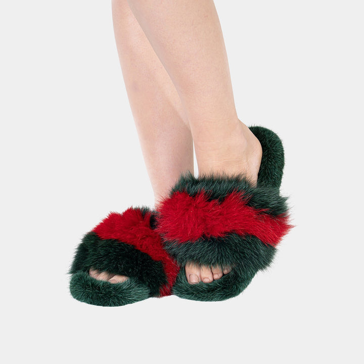 Pantofole donna lussuose in pelliccia, rosse e verdi, per un comfort invernale casalingo.