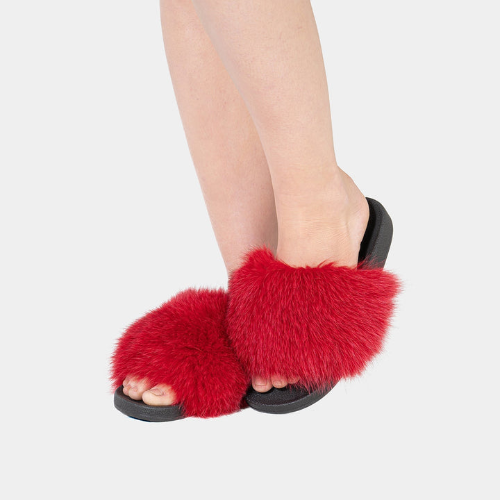 Eleganti pantofole invernali da donna rosse con morbida pelliccia di volpe, ideali per calore e lusso.