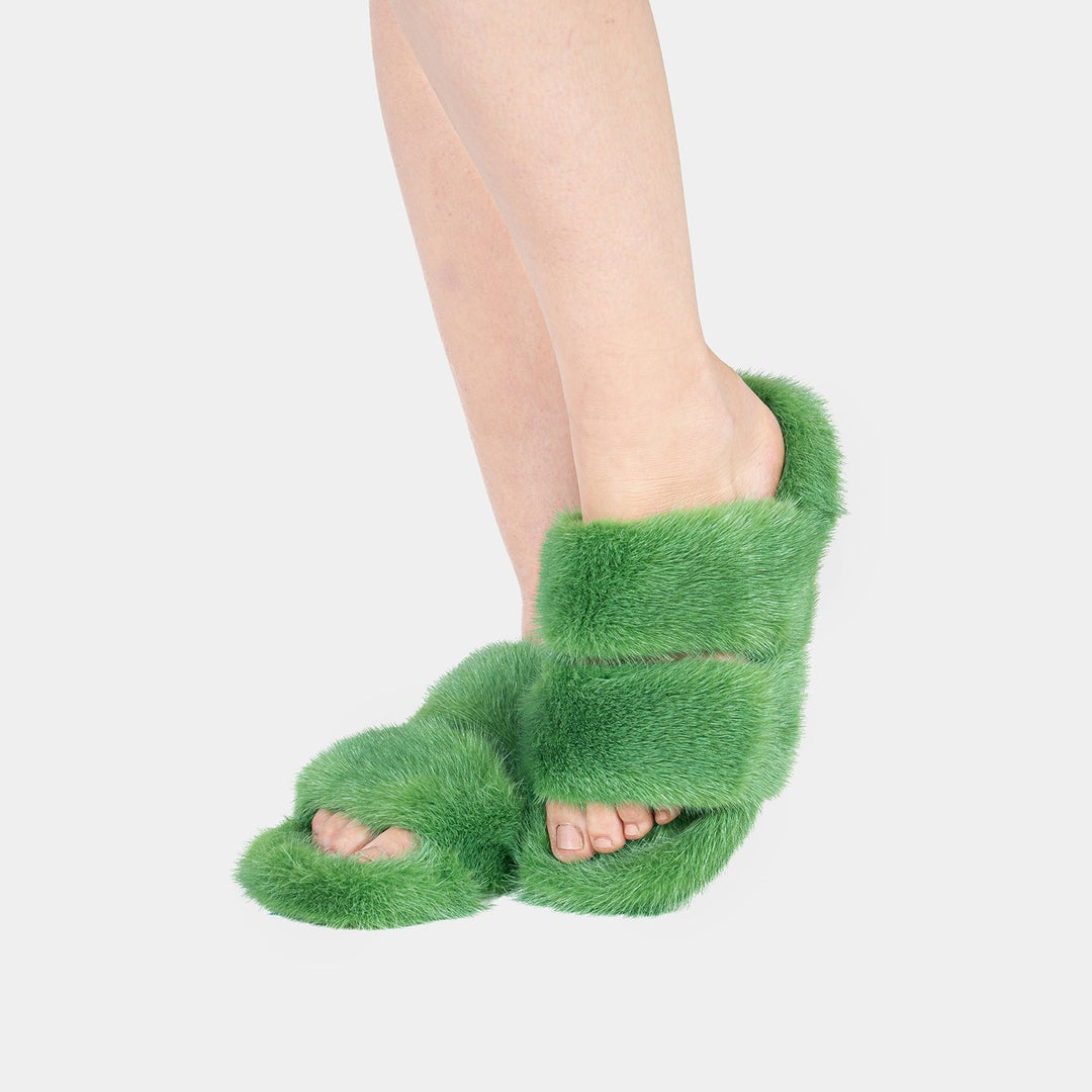 Eleganti pantofole verdi in visone per donna, calde e morbide, perfette per momenti di comfort casalingo.