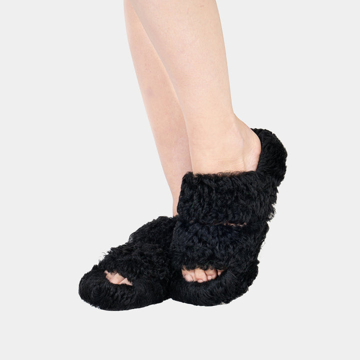 Morbide pantofole invernali da donna nere, con rivestimento in montone per calore e comfort a casa.
