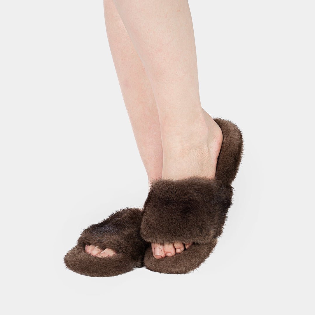 Eleganti pantofole da donna marrone cammello con morbida fascia in visone per relax e calore.