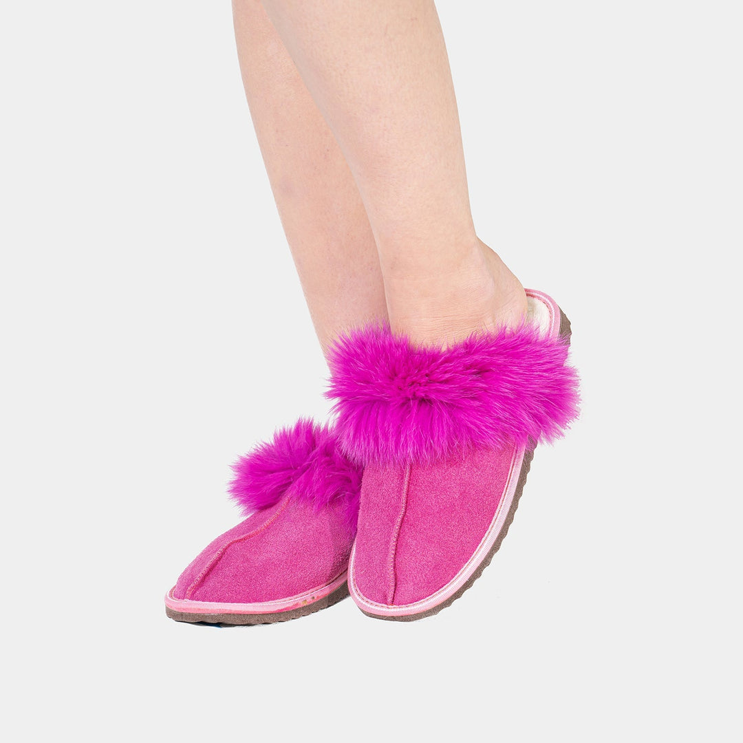 Pantofole donna fucsia scamosciate con orlo in pelliccia di volpe, interne in montone. Massimo comfort e calore.