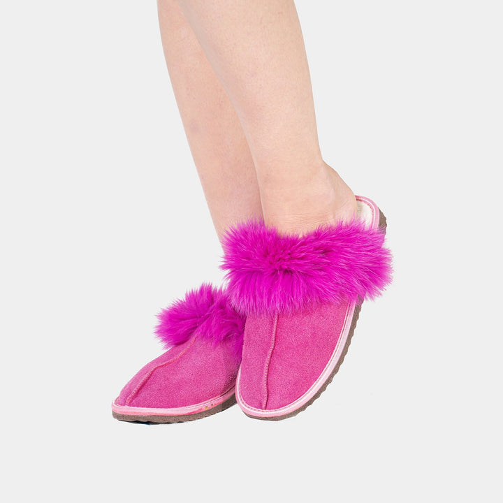 Pantofole donna fucsia scamosciate con orlo in pelliccia di volpe, interne in montone. Massimo comfort e calore.