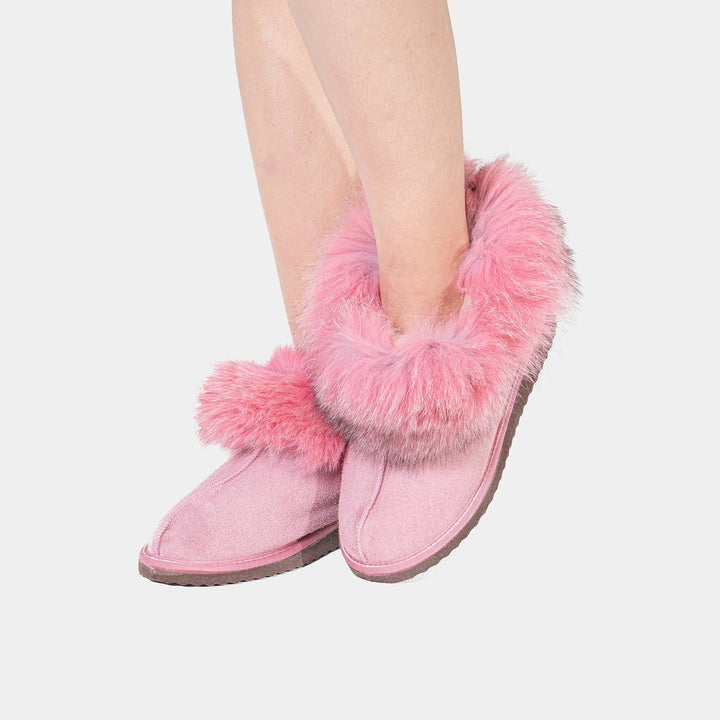 Eleganti stivaletti invernali da donna rosa in camoscio con morbida pelliccia di montone, ideali per la moda.