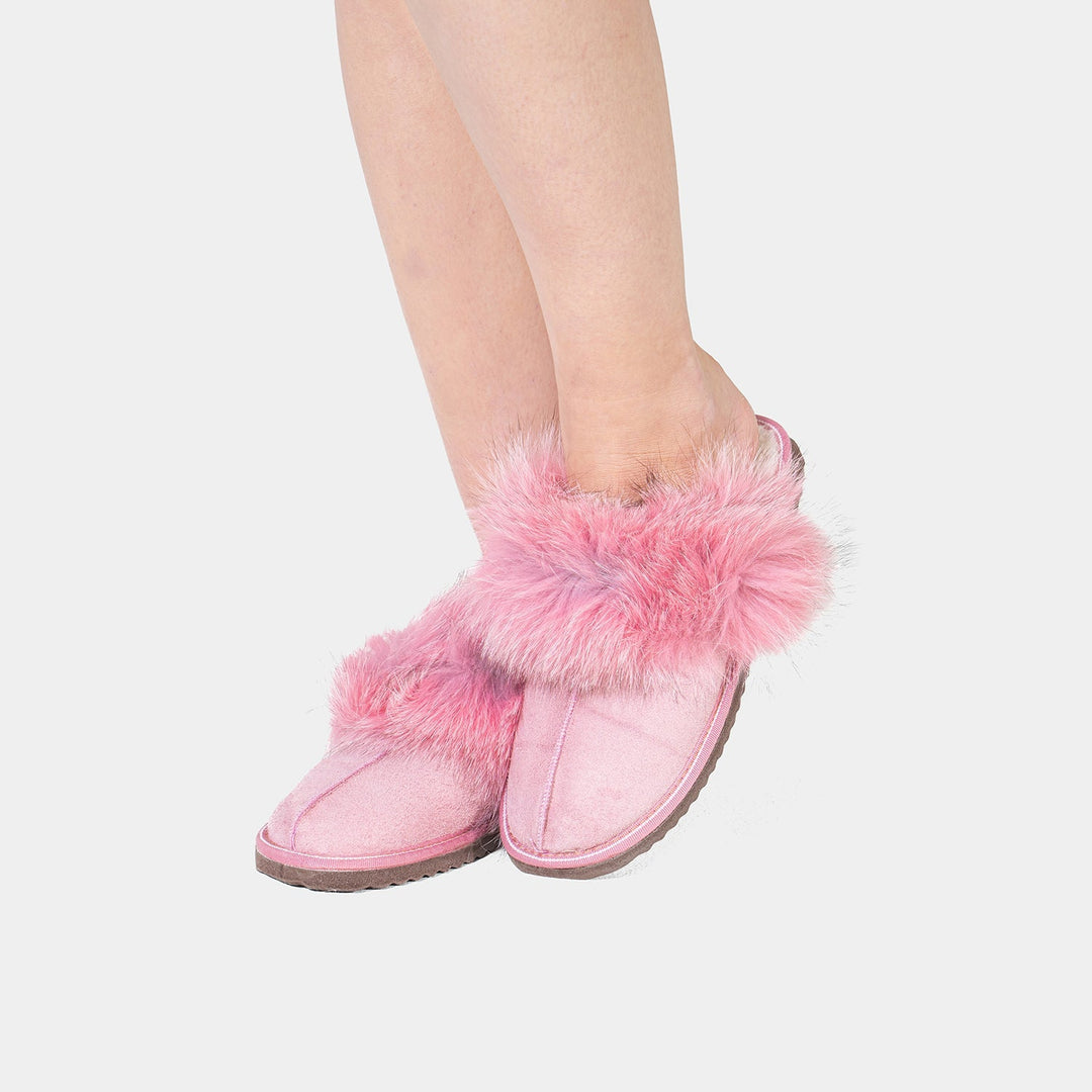 Lussuose pantofole da donna in scamosciato rosa con fodera calda in montone e bordino in pelliccia di volpe.