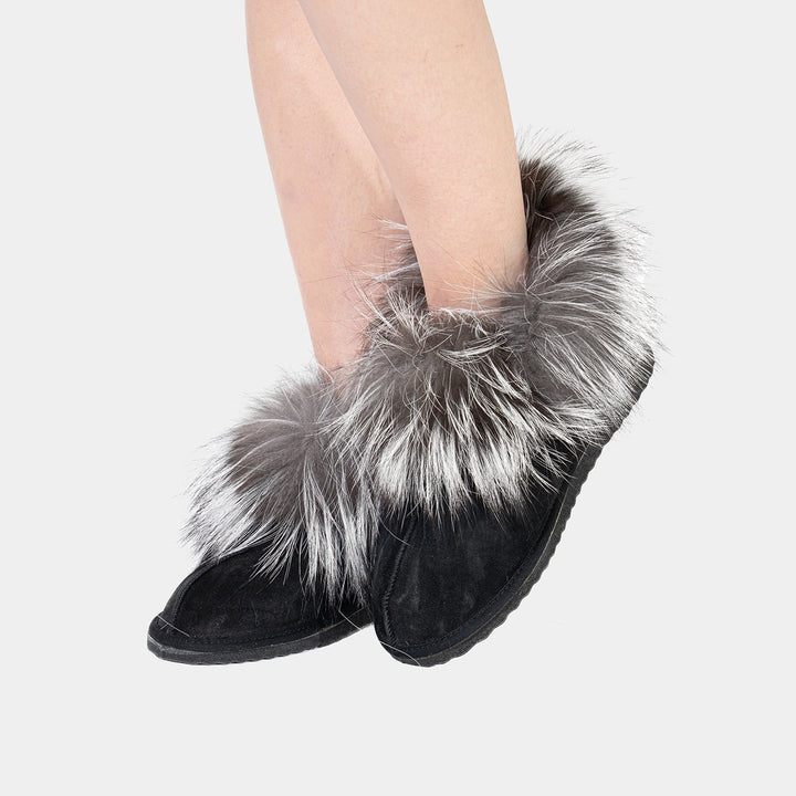 Eleganti stivaletti neri da donna in scamosciato con dettagli in pelliccia di volpe, ideali per la moda invernale.
