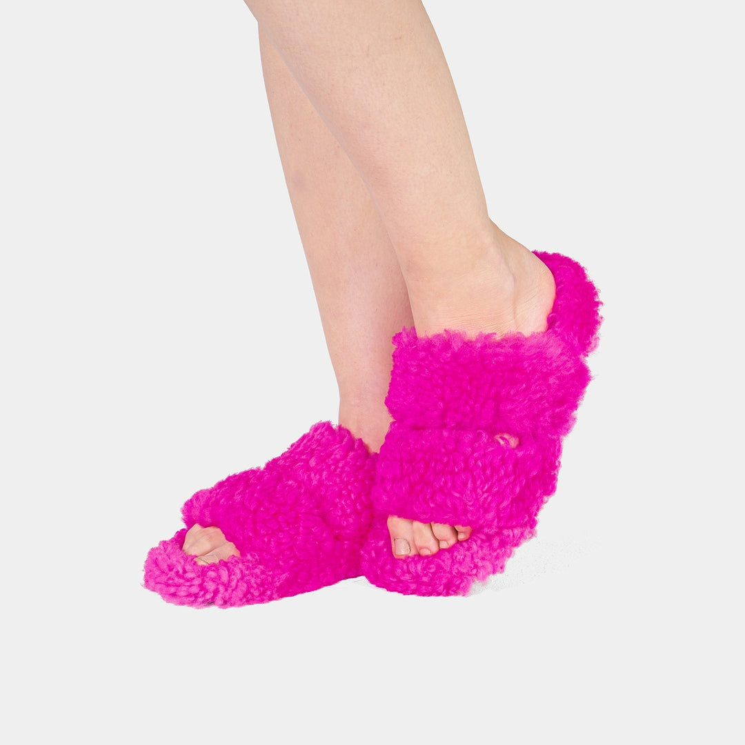 Morbide pantofole fucsia da donna con bordatura in montone, perfette per l'inverno in casa.