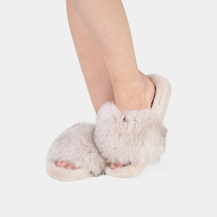 Pantofole da donna beige comode e morbide, con elegante fascia in pelliccia sintetica. Ideali per relax in casa.