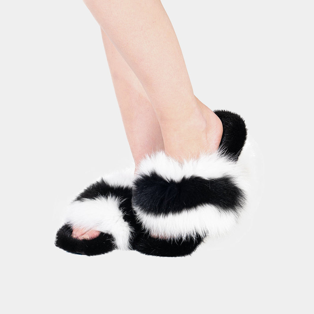Coppia di pantofole donna bianco e nero con sontuosa pelliccia di volpe e visone, per un comfort lussuoso.
