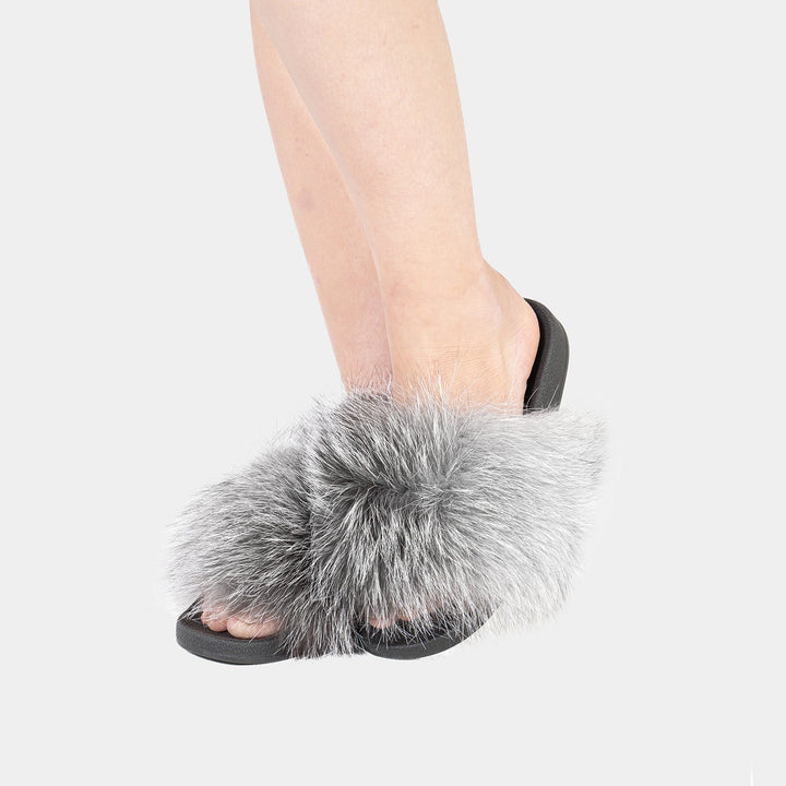 Morbide pantofole invernali da donna grigio argento, con calda pelliccia, perfette per il comfort casalingo.