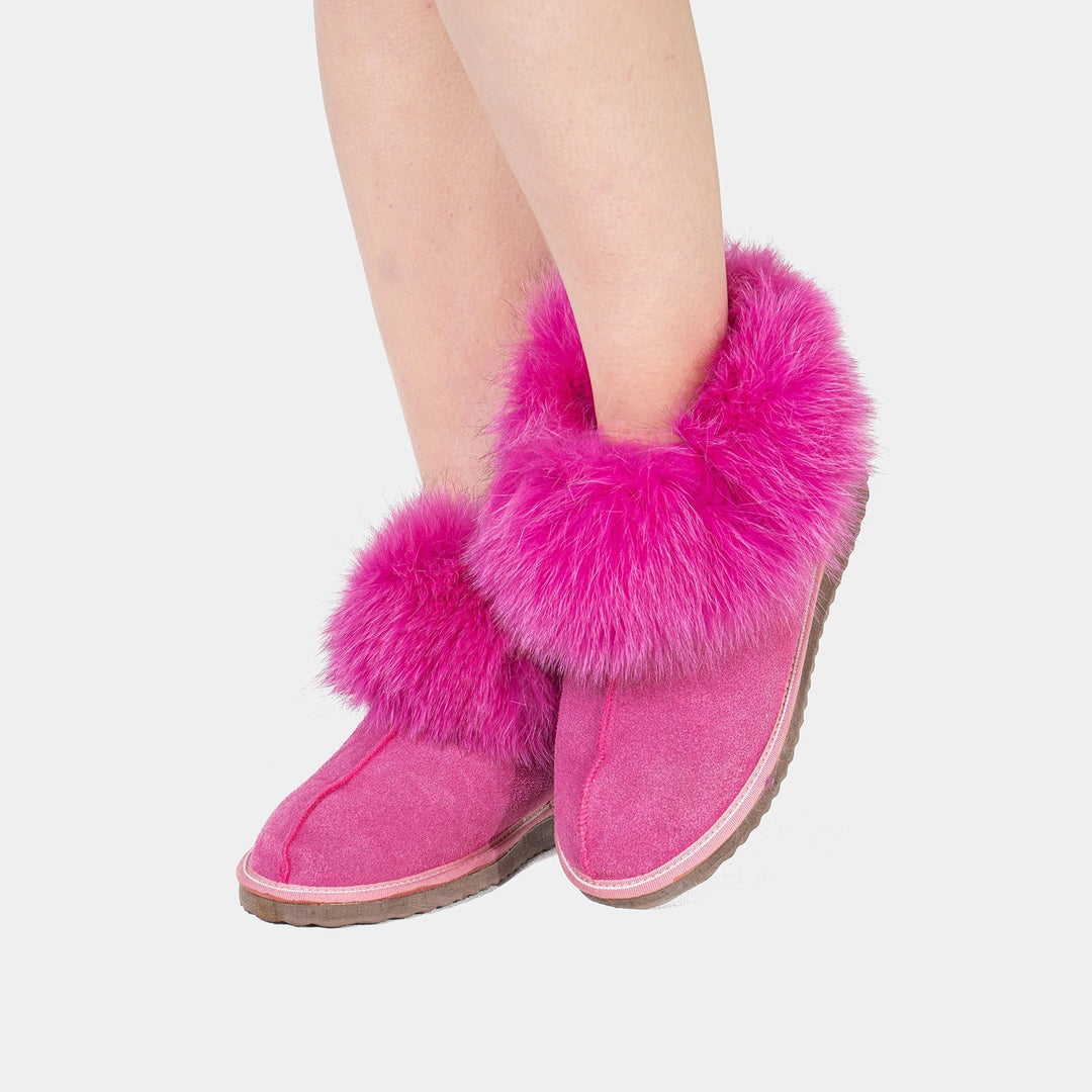 Eleganti stivaletti donna fucsia scamosciati, interni in montone, bordo in pelliccia di volpe. Caldi e chic per l'inverno.
