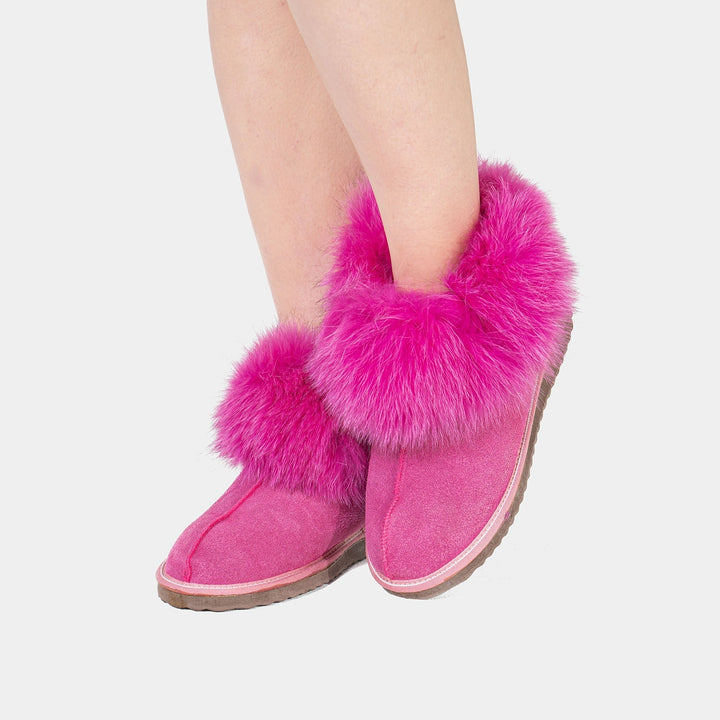 Eleganti stivaletti donna fucsia scamosciati, interni in montone, bordo in pelliccia di volpe. Caldi e chic per l'inverno.