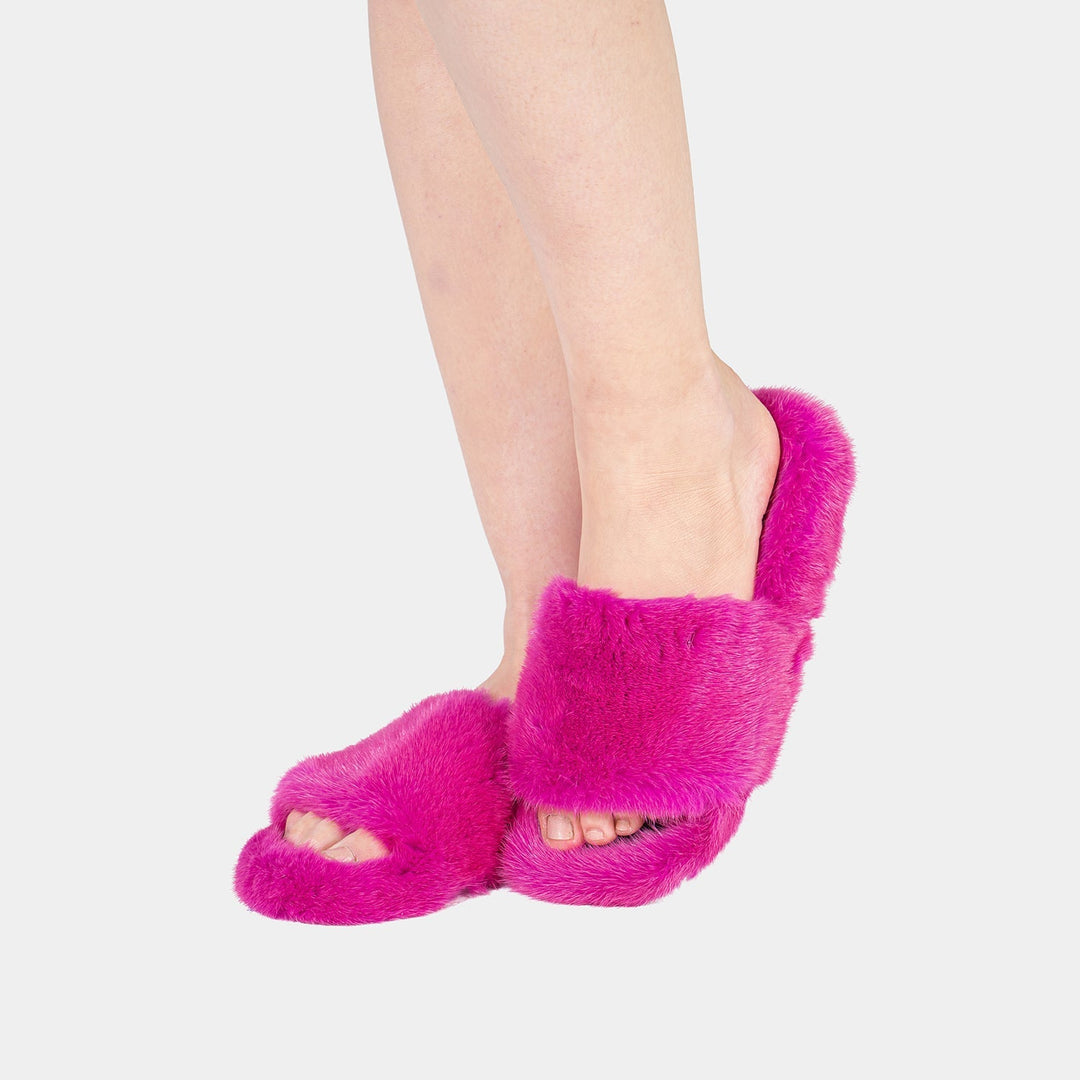 Eleganti pantofole donna fucsia con morbida fascia in visone. Comfort e relax per la casa con stile.