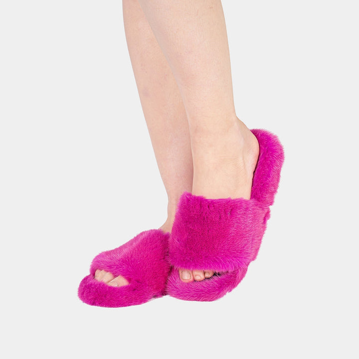 Eleganti pantofole donna fucsia con morbida fascia in visone. Comfort e relax per la casa con stile.